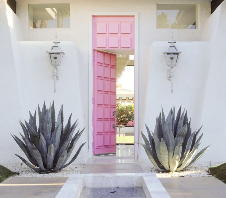 moises-esquenazi-pink-front-door-palm-springs